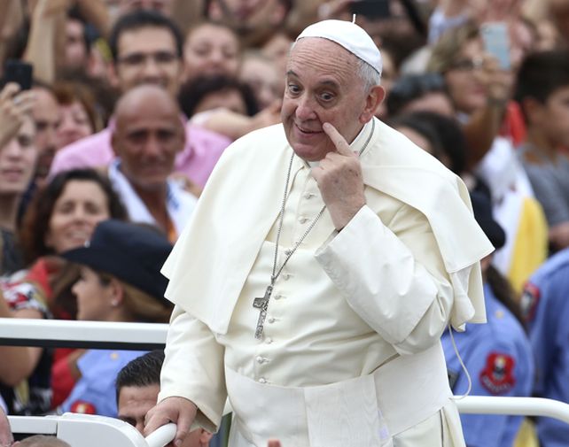 El Papa fue vivado por miles de fieles al llegar a Albania.