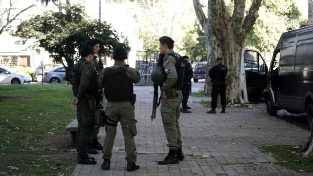 Efectivos de Gendarmería custodian el edificio del Centro de Justicia Penal donde se realizar la audiencia de imputación a Cantero y compañía. 