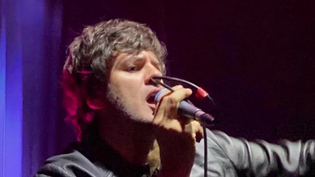 El líder de Los Piojos cantó temas propios y algunos covers.
