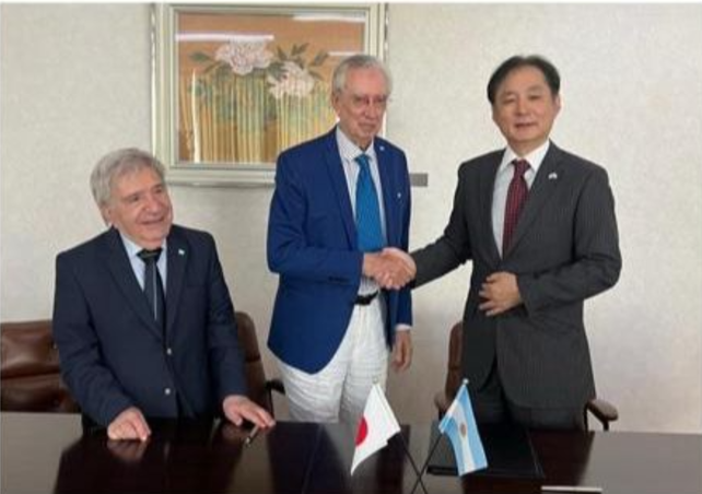 El embajador de Japón en Argentina, Yamashi Haraushi, junto a los representantes de la Fundación de Ciencias Médicas, durante la firma del convenio de cooperación. El acto de entrega del instrumental se realizará mañana. 