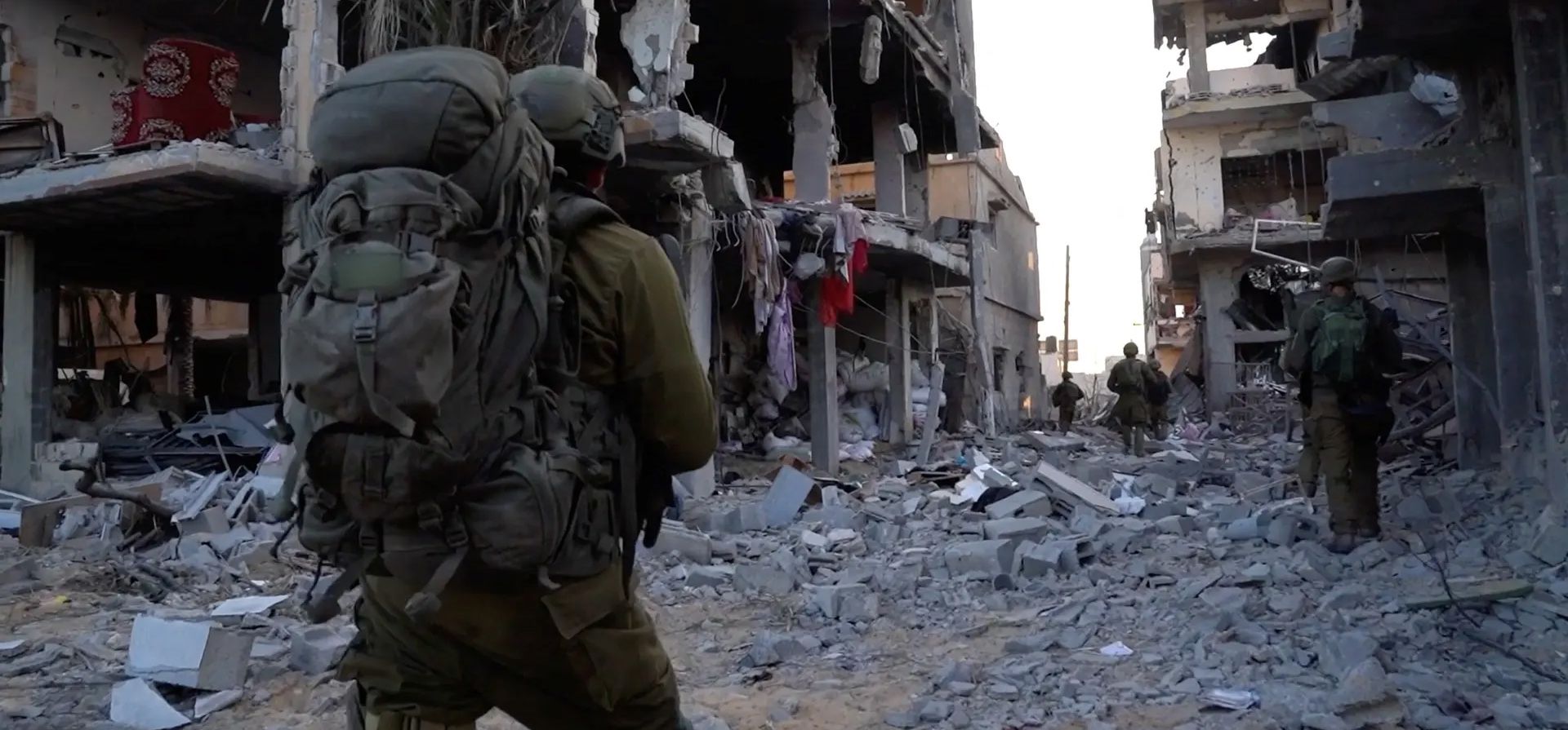 Soldados israelíes operan dentro de la franja como parte de la operación terrestre contra Hamas, Franja de Gaza. Fotografía: Fuerzas de Defensa de Israel/Reuters Soldados israelíes operan dentro de la franja como parte de la operación terrestre contra Hamas, Franja de Gaza. Fotografía: Fuerzas de Defensa de Israel/Reuters