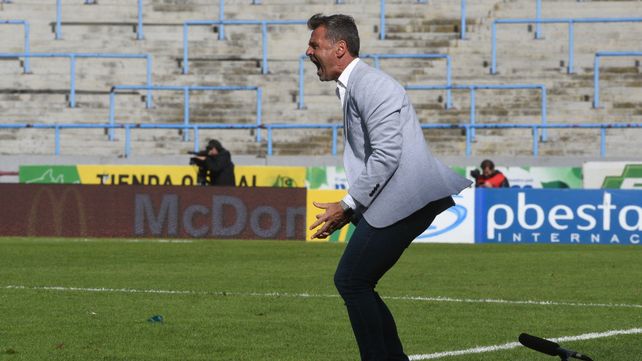 Activo. Diego Cocca no paró de dar indicaciones