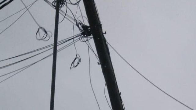 Voladuras de techos y postes caídos por la tormenta