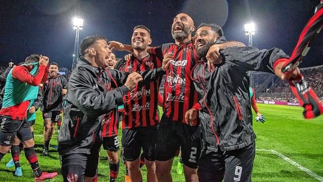 El festejo de los jugadores de Patronato en La Rioja.