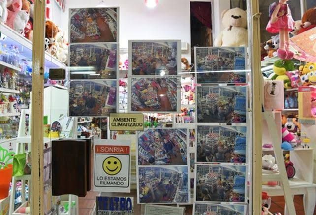 Los comerciantes exhiben fotos de las mecheras en sus negocios.
