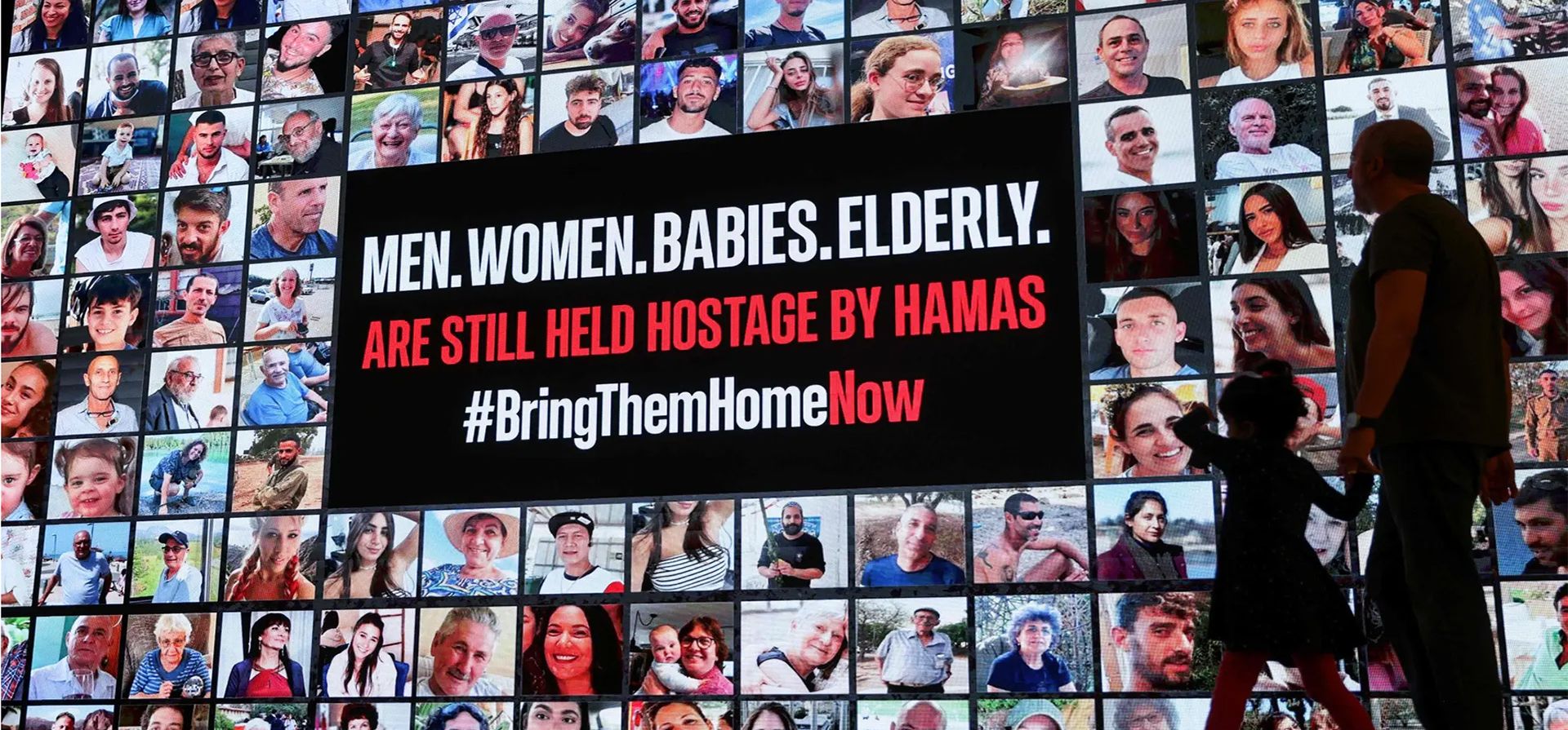 La gente pasa junto a un muro de retratos de rehenes israelíes que siguen en manos de Hamás tras el ataque del 7 de octubre, Tel Aviv, Israel. Fotografía: Ahmad Gharabli/AFP/Getty Images La gente pasa junto a un muro de retratos de rehenes israelíes que siguen en manos de Hamás tras el ataque del 7 de octubre, Tel Aviv, Israel. Fotografía: Ahmad Gharabli/AFP/Getty Images