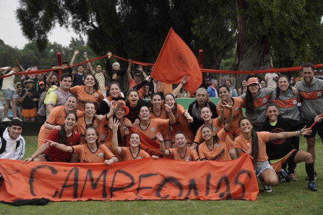 El plantel femenino de Adiur. Las campeonas de la Rosarina de fútbol se preparan para disputar la Copa Santa Fe 2025.