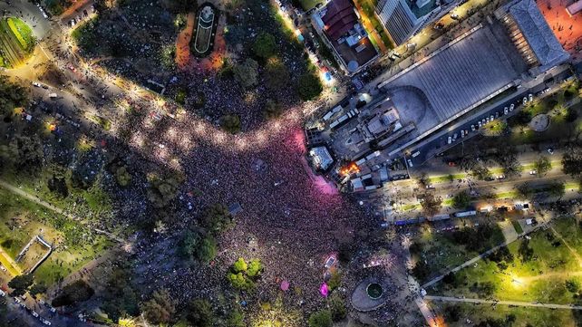 Ciento de miles de personas en el Monumento por el recital de Nicki Nicole