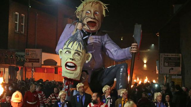 Celebración anual de la noche de la hoguera de Lewes