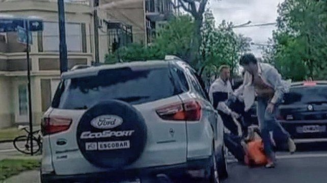 Calles salvajes: discusión y pelea por un problema vehicular