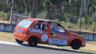Santiago Lantella con el Chevrolet Celta se adueñó del uno de manera provisional en la Clase 2.