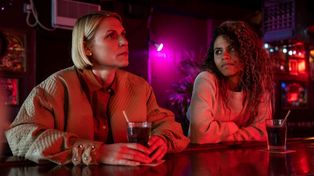 Claire Danes y Zazie Beets, dos de las protagonistas de las múltiples tramas que se cruzan en la miniserie.