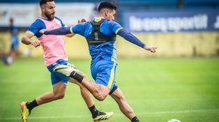Emanuel Coronel, durante la práctica de Rosario Central. El lateral tendría chances de estar en el equipo de Ariel Holan frente a San Lorenzo.