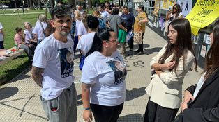 Familiares de Ivana Garcilazo reunidos en la puerta del Centro de Justicia Penal durante una de las audiencias por el caso.