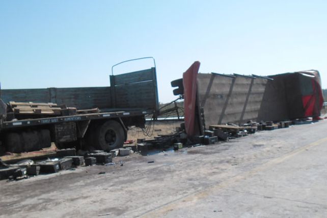 Choque en Recreo: un camionero atropelló un novillo suelto