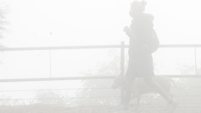 Densa niebla, alta humedad y una máxima que llegaría a los 26 grados, los datos a tener en cuenta al salir de casa. 