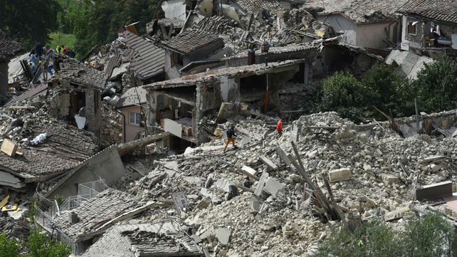 Socorristas recorren las estructuras que colapsaron por el terremoto en&nbsp;Pescara del Tronto.