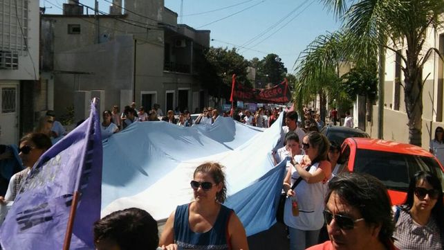 Docentes de Agmer se manifestaron en toda la provincia