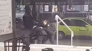 Vergonzoso: dos policías se pelearon a trompadas frente a la estación de colectivos Manuel Belgrano