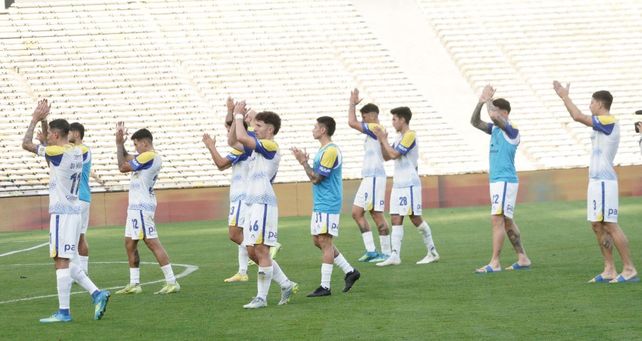 Los jugadores de Central se disculpan ante los hinchas en la derrota ante Estudiantes en lo que fue un mal cierre del semestre.