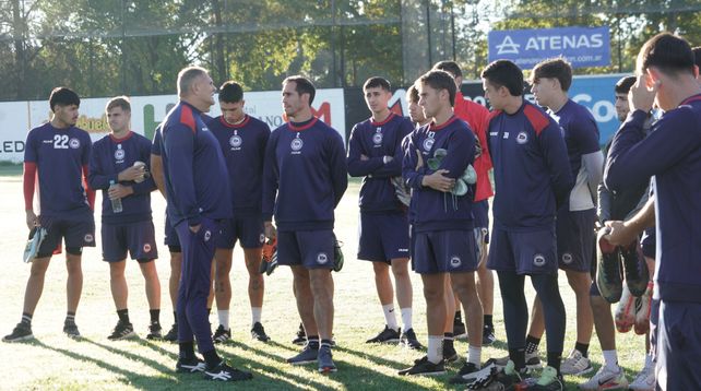 Primera C: Cacho Sialle tomó el mando del Charrúa&nbsp; y en el debut ante Sportivo Barracas en la cancha de Luján.&nbsp; &nbsp;