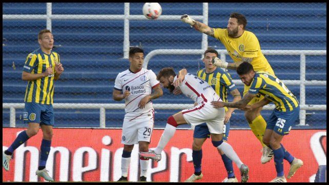 Jorge Broun sale a cortar un centro. El arquero canalla fue una de las figuras de Central.