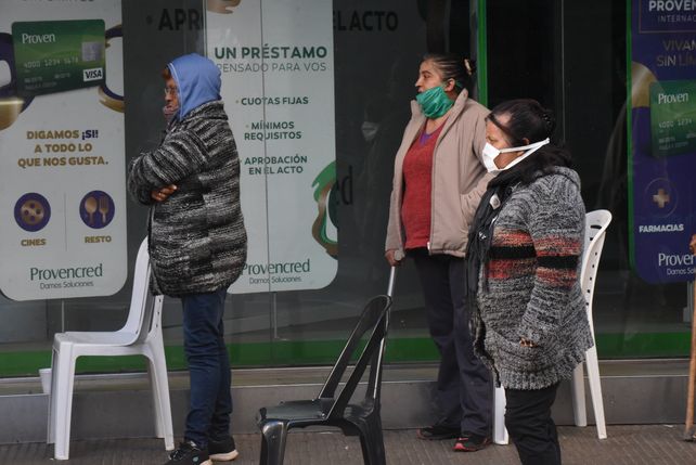 Frente al banco. A la espera del cobro del plan social.