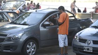 Un clásico. Como ya es costumbre la cooperadora del Hospital Alberdi seguirá con el estacionamiento sobre la costa norte, este verano.