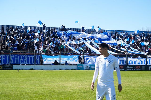 Los salaítos dijeron presente.  La parcialidad de Argentino copó la tribuna norte en el Gabino Sosa. Los hinchas salaítos agotaron las 450 entradas que contaron para el partido clásico ante Central Córdoba.   
