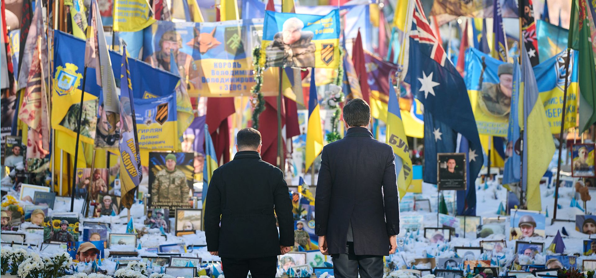 El presidente ucraniano, Volodymyr Zelenskyy (izquierda), y el secretario general de la OTAN, Mark Rutte, asisten a una ceremonia conmemorativa en el monumento a los soldados ucranianos caídos en la Plaza de la Independencia en Kiev, Ucrania, el martes 3 de febrero de 2026. (Prensa Presidencial de Ucrania vía AP)