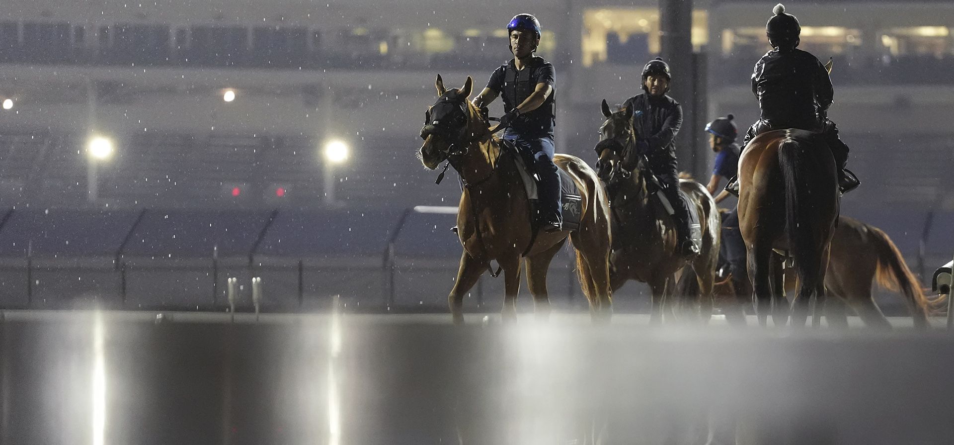Jinetes con sus caballos salen de la pista después de un entrenamiento en Churchill Downs el viernes 3 de mayo de 2024, en Louisville, Kentucky. La edición número 150 del Derby de Kentucky está programada para el sábado 4 de mayo. (Foto AP/Abbie Parr) Jinetes con sus caballos salen de la pista después de un entrenamiento en Churchill Downs el viernes 3 de mayo de 2024, en Louisville, Kentucky. La edición número 150 del Derby de Kentucky está programada para el sábado 4 de mayo. (Foto AP/Abbie Parr)