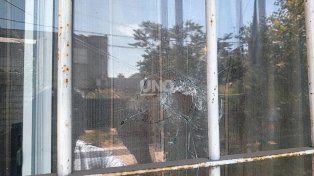 Vecinales en alerta. Así quedó una de las ventanas de la casa del vecinalista en Altos del Valle tras la balacera.