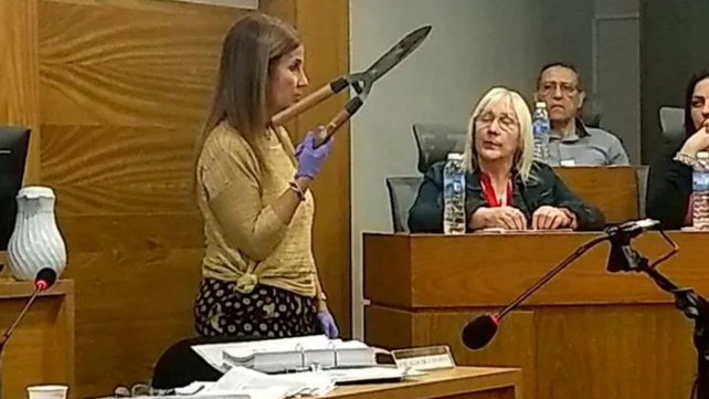 La fiscal&nbsp;Laura Battistelli mostró la tijera de poder con la que una mujer le cortó el pene a su amante.