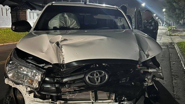 Una camioneta chocó contra un poste de alumbrado en Paraná