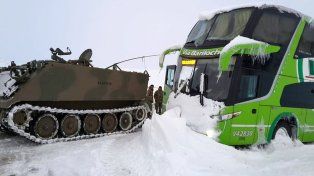 Una histórica nevada cayó en Chubut los últimos días hasta el punto de volver rutas intransitables. El Ejército tuvo que acudir al rescate de varados. Imágenes.