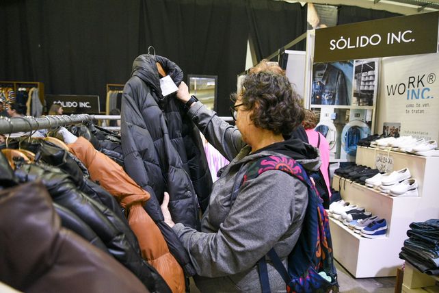 Rosario Outlet: galpones colmados de gente a la caza de ofertas