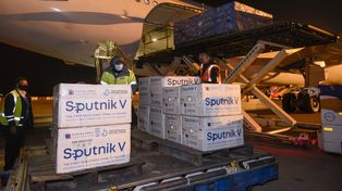 Llegó al país un nuevo vuelo con 500 mil dosis de vacunas contra el coronavirus Sputnik V