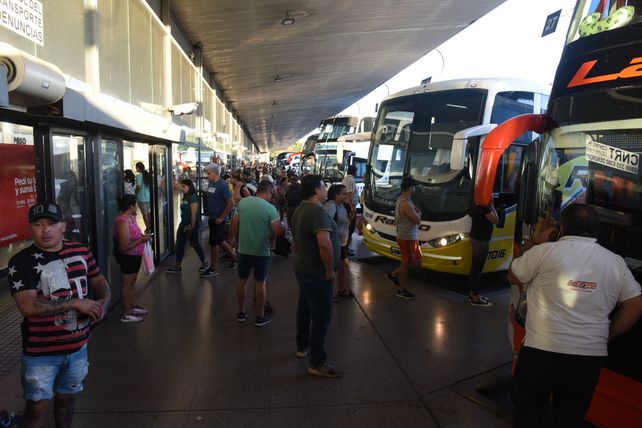 Colectiveros. El contingente de alumnos de la Dante Alighieri debía partir esta mañana desde la Terminal de Omnibus