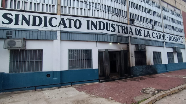 El frente del Sindicato de la Carne con las huellas del violento ataque que recibió esta madrugada. 