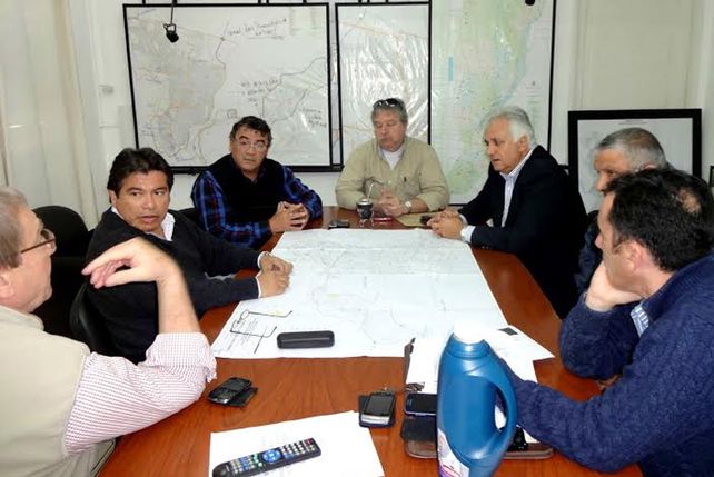 Se desagota el agua de lluvia y por filtración con motobombas en Villa Juana.