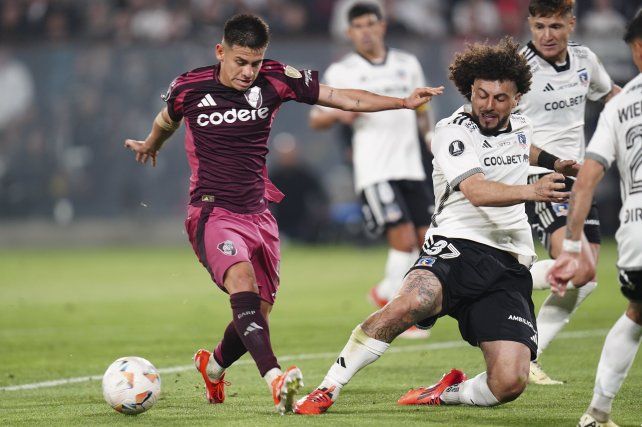 Claudio Echeverri intenta escapar a la marca de Maximiliano Falcón.