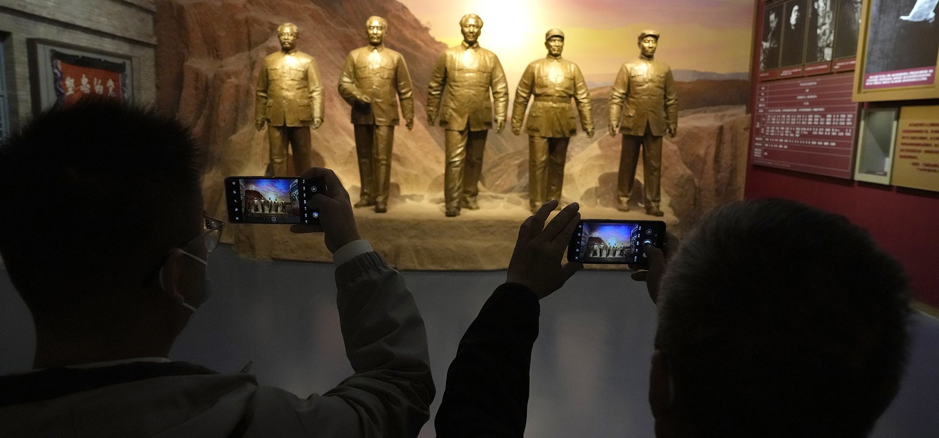 Visitantes del Museo del Partido Comunista de China toman fotografías de estatuas que representan a exlíderes chinos en Beijing, el miércoles 12 de octubre de 2022.