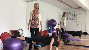 Gimnasia con formas esféricas en el Instituto Mirta de Fussi