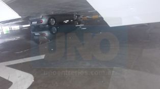 VIDEO: Así colapsó el techo de una estación de servicios sobre un auto por la tormenta