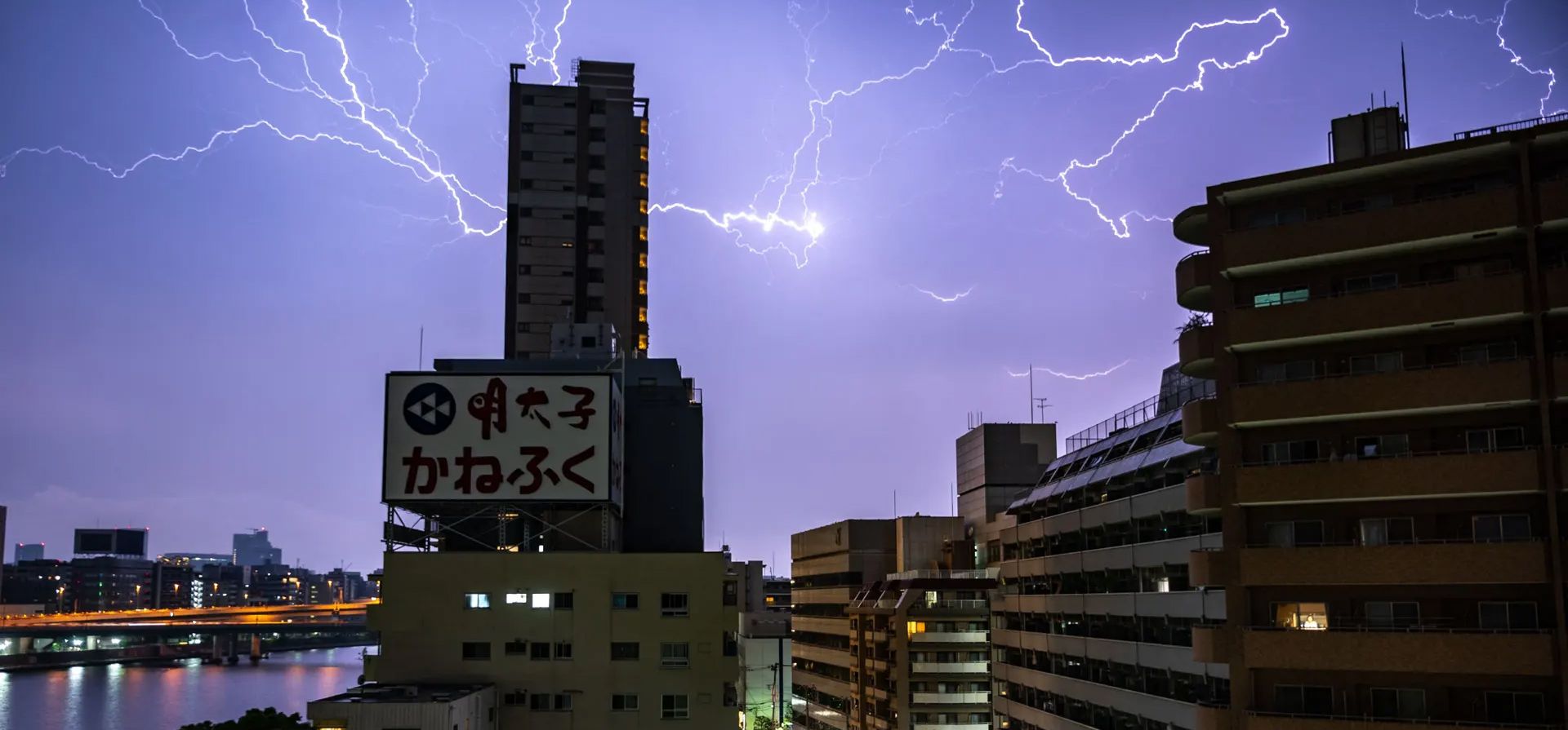 Una serie de relámpagos ilumina el cielo de Tokio, Japón. Fotografía: Philip Fong/AFP/Getty Images Una serie de relámpagos ilumina el cielo de Tokio, Japón. Fotografía: Philip Fong/AFP/Getty Images