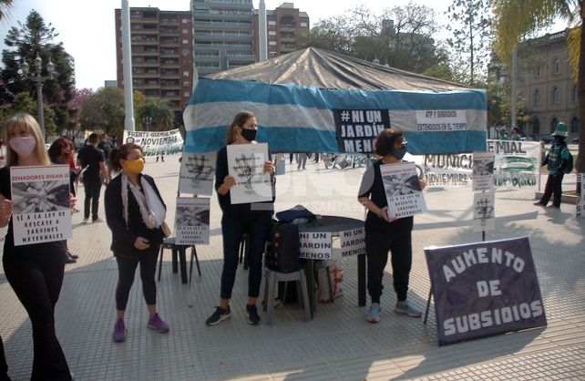 Jardines maternales instalaron una carpa negra frente a Casa de Gobierno