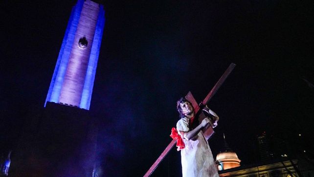 El Vïa Crucis personificado edición 2025. Jesús y el Monumento de fondo.