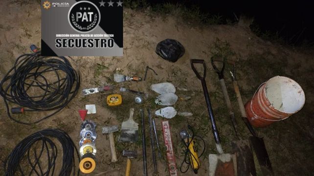 Los elementos de construcción robados fueron encontrados en el zanjón donde cayó el herido.