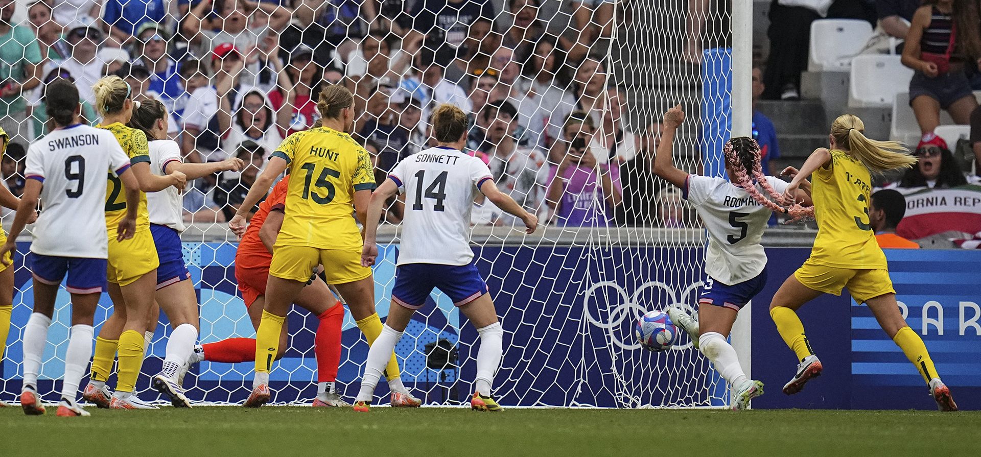 La estadounidense Trinity Rodman, segunda desde la izquierda, marca el primer gol de su equipo durante un partido de fútbol femenino del Grupo B entre Australia y Estados Unidos, en el Estadio de Marsella, en los Juegos Olímpicos de Verano de 2024, el miércoles 31 de julio de 2024, en Marsella, Francia. (Foto AP/Daniel Cole) La estadounidense Trinity Rodman, segunda desde la izquierda, marca el primer gol de su equipo durante un partido de fútbol femenino del Grupo B entre Australia y Estados Unidos, en el Estadio de Marsella, en los Juegos Olímpicos de Verano de 2024, el miércoles 31 de julio de 2024, en Marsella, Francia. (Foto AP/Daniel Cole)