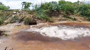 Personal de Obras Sanitarias de Paraná repara un caño maestro de agua que abastece a los centros Lola Mora y Parque del Lago. Piden cuidar el recurso&nbsp;
